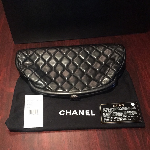 CHANEL LEATHER QUILTED CLUTCH - Picture 1 of 5